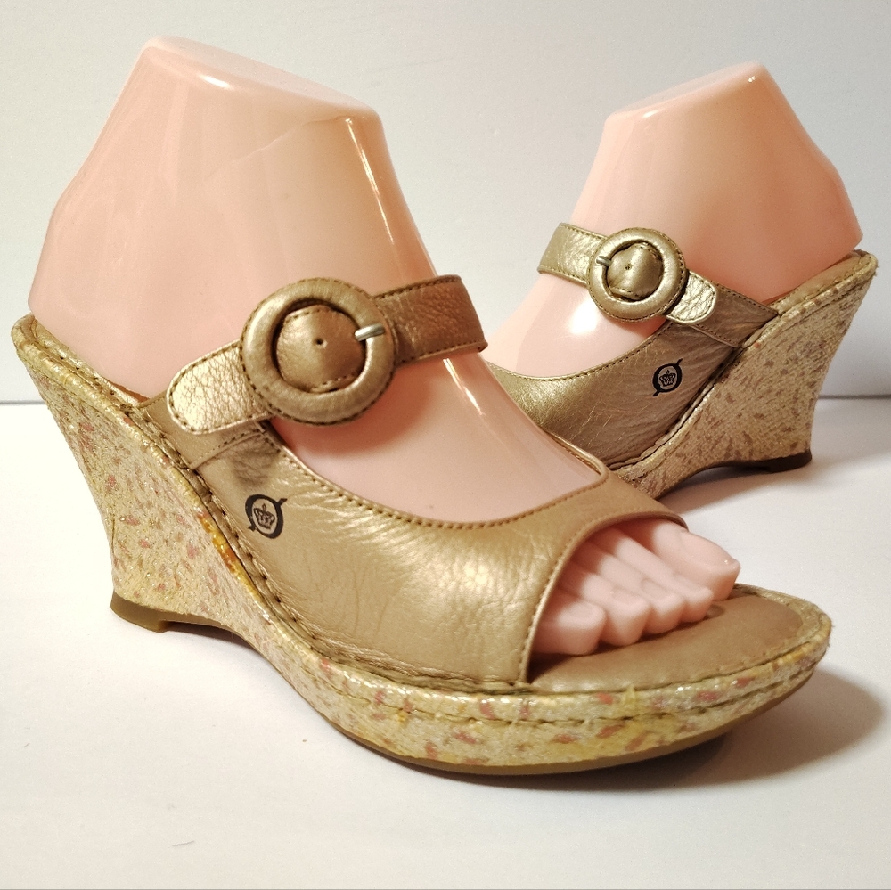 Born Drilles Women's Leather Wedge Slip-On Gold Shimmer Open Toe Heeled Sandal 7
